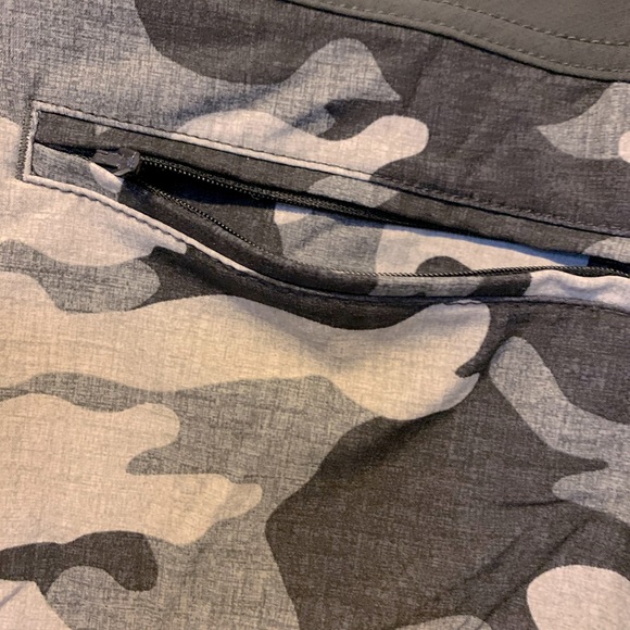 Old Navy Camo Board Shorts size 36 - Picture 4 of 4